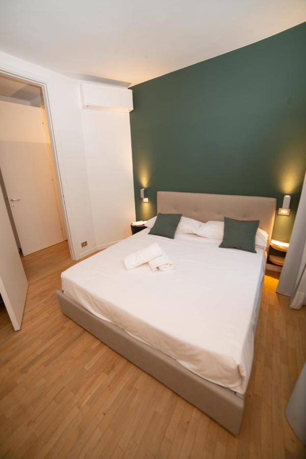 Little Marina Apartment Мальграте Экстерьер фото
