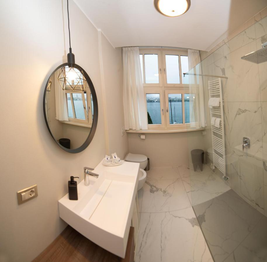 Little Marina Apartment Мальграте Экстерьер фото