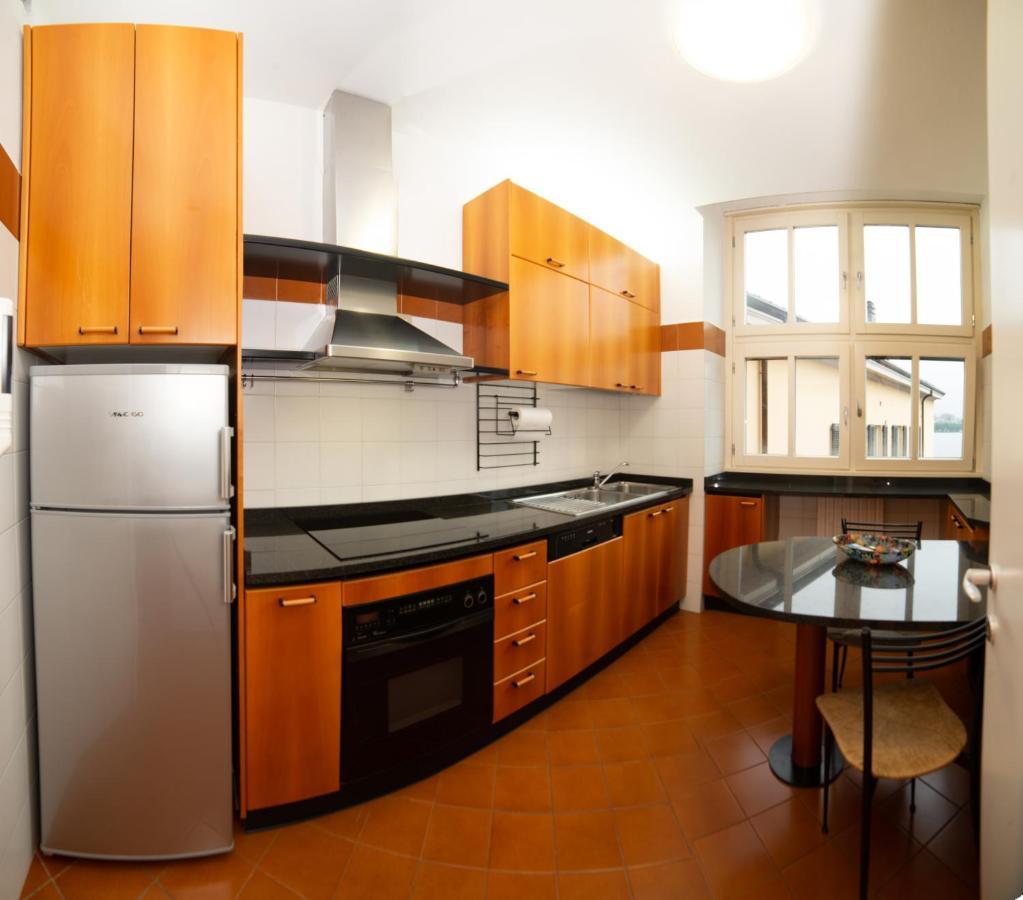 Little Marina Apartment Мальграте Экстерьер фото